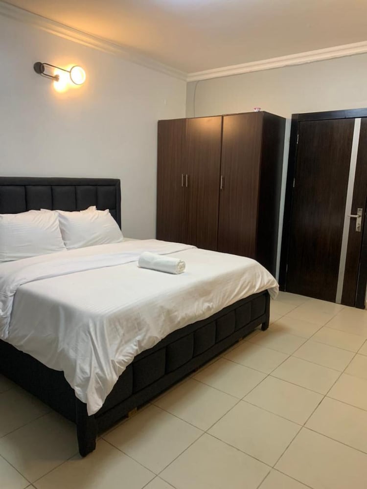 Captivating 3-bed Apartment in Ikeja view 3