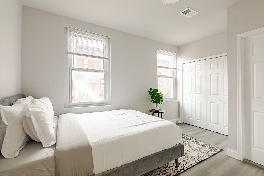 Chic & Cozy Philly Stay in City Center