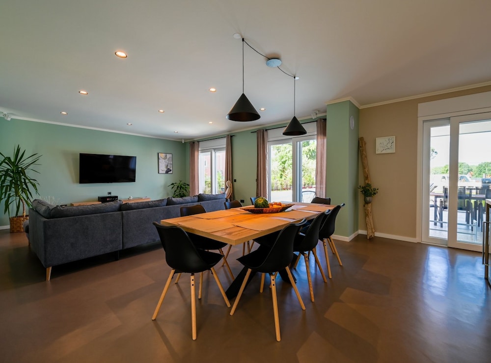 Matohanci Dazzling Villa With Pool