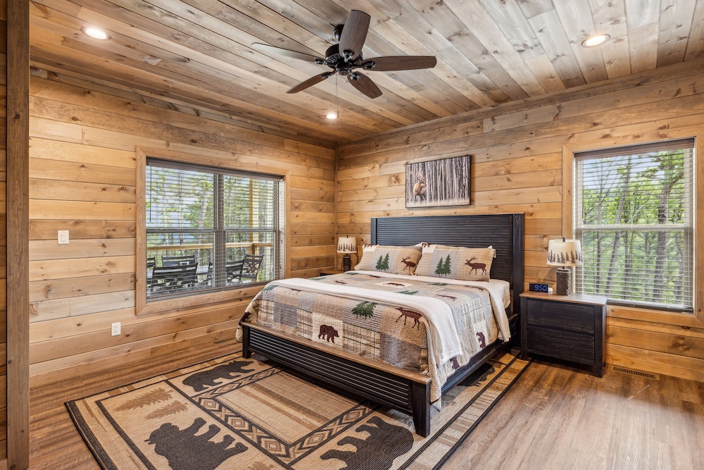 Hatcher Mountain Hideaway 2 Bedroom Cabin by RedAwning view 4