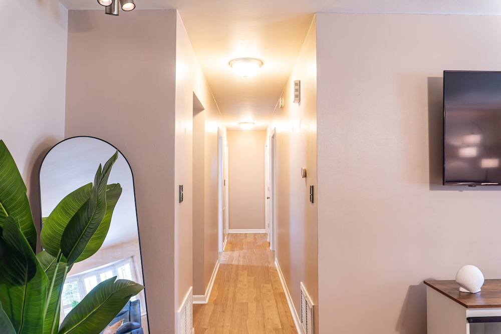 Four Bed Home With Pool Game Room Bar Near Beach