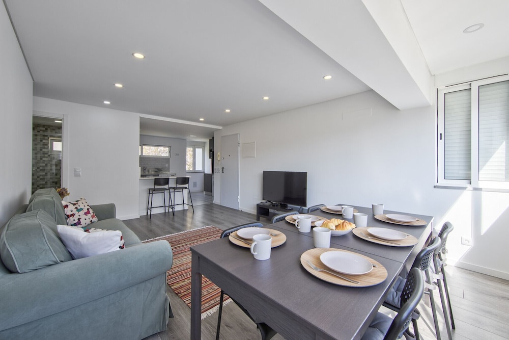 Olivais Modern by Homing
