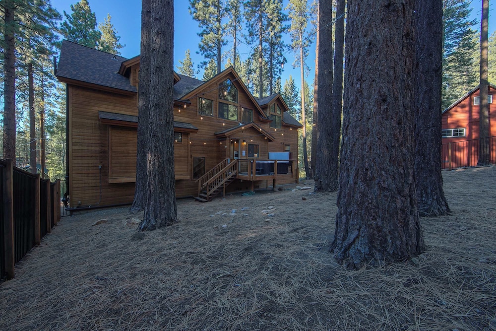 The T-pot Chalet for 12