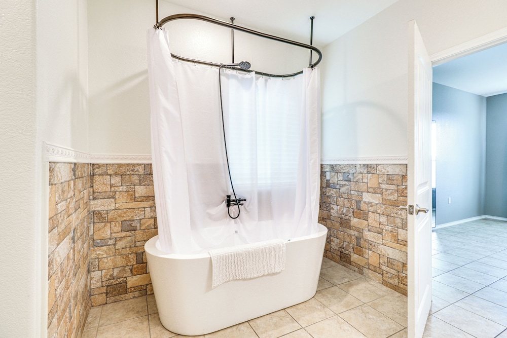 10 Mi to Dtwn Austin: Family Home w/ Communal Pool