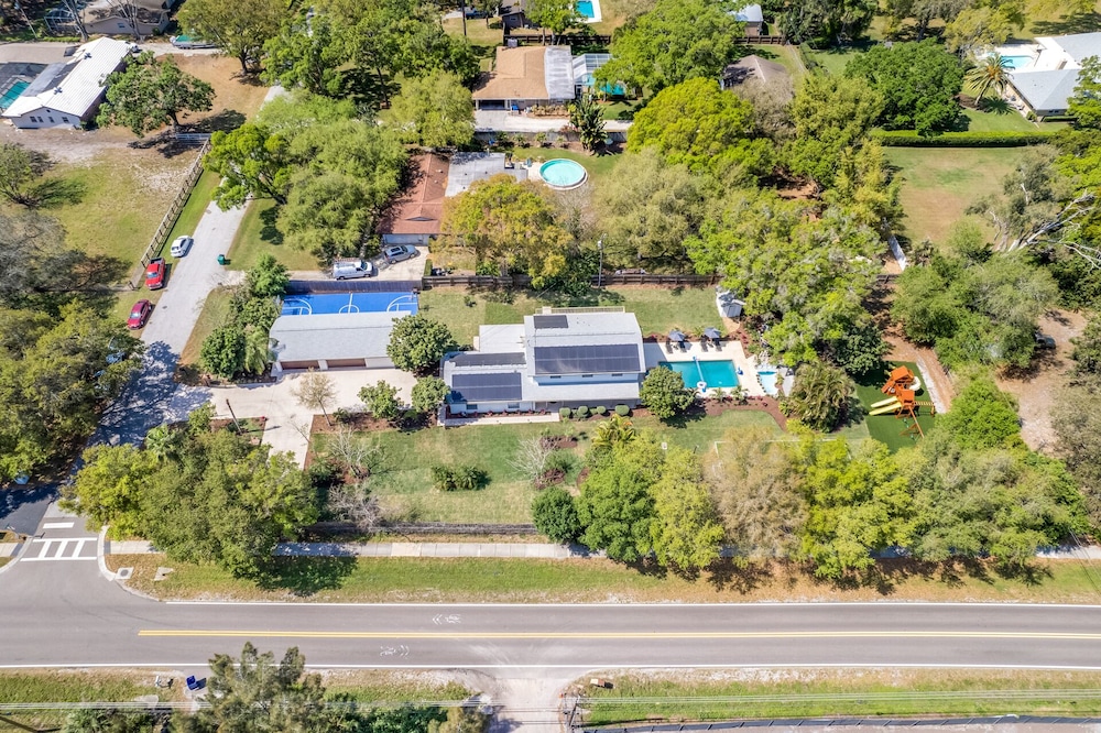 Luxury Retreat: Pool, Games, Basketball & More!