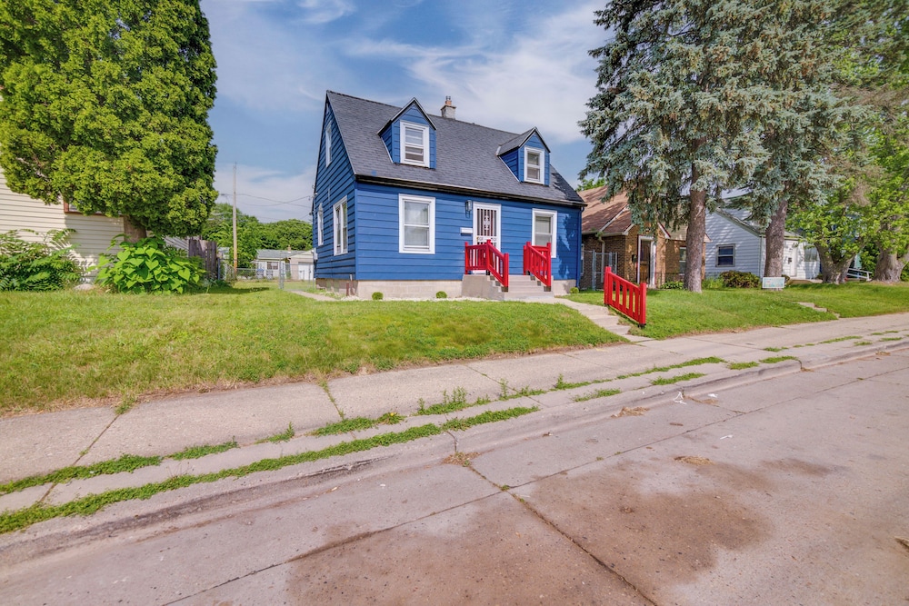 7 Mi to Historic Third Ward: Home in Lincoln Park!