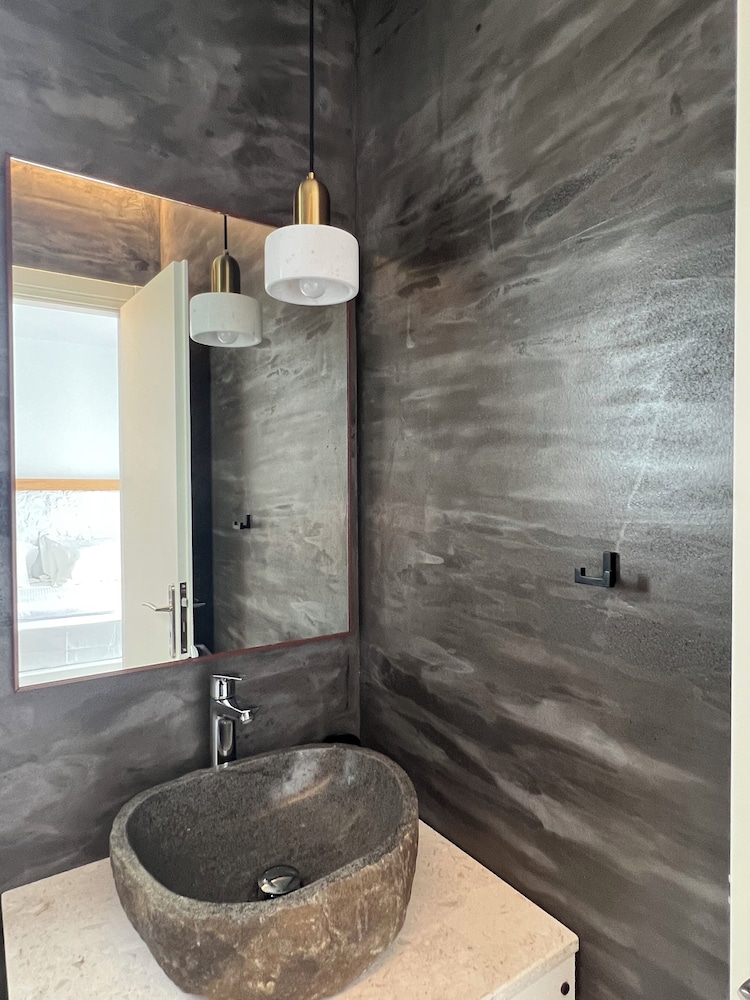 Thronos Suites