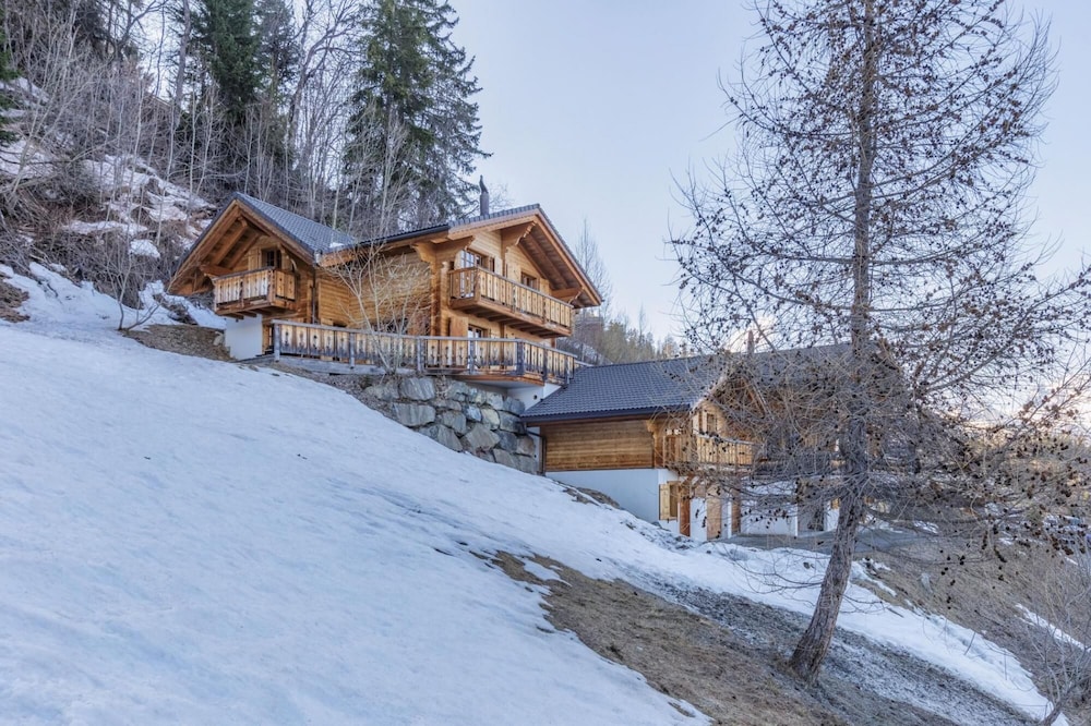 Chalet Coucou - Luxury 10 pax Chalet With Incredible Views Garage