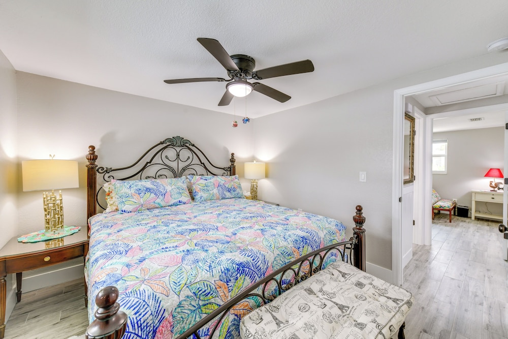2 Blocks to Beach: Tropical Retreat in Anna Maria