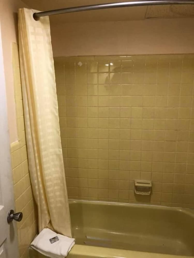 Scottish Inn & Suites