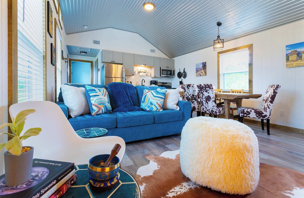 Shady Grove Tranquil Hill Country Cabin for 8 Near Pedernales Falls