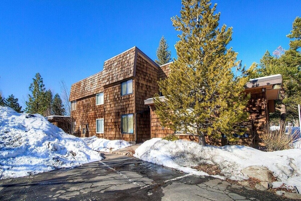 Lake Tahoe Vacations - Hawks View 3 Bedroom Home by RedAwning - Property Image 6