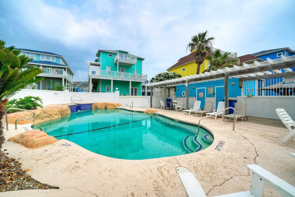 Beach Boardwalk, Pool Access & Ocean Views Coral Reef by Avantstay