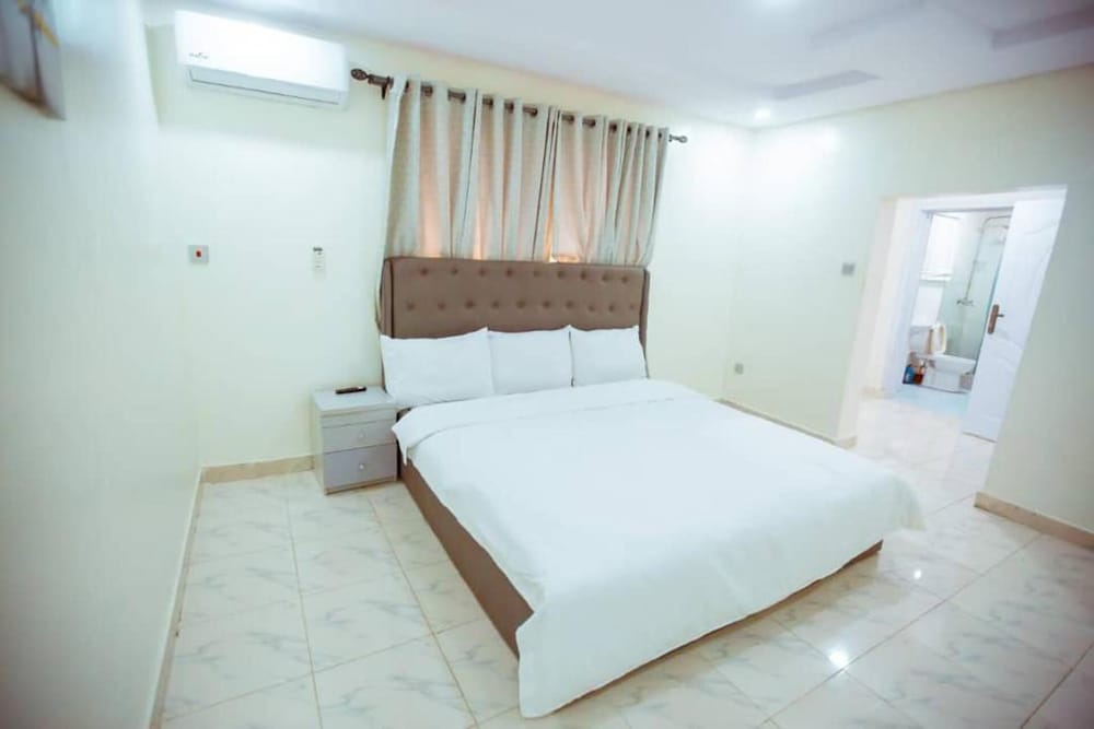 Immaculate 1-bed Apartment in Lagos view 3