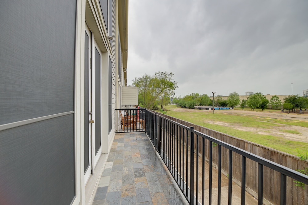 Houston Townhome By George Brown Convention Center view 5