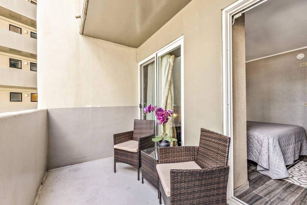 Picturesque Waikiki Hotel Room w Private Balcony