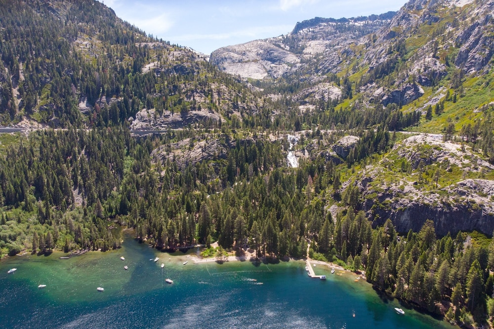 Everett by Avantstay 5mins to Palisades Tahoe! w/ HOT TUB - Property Image 20
