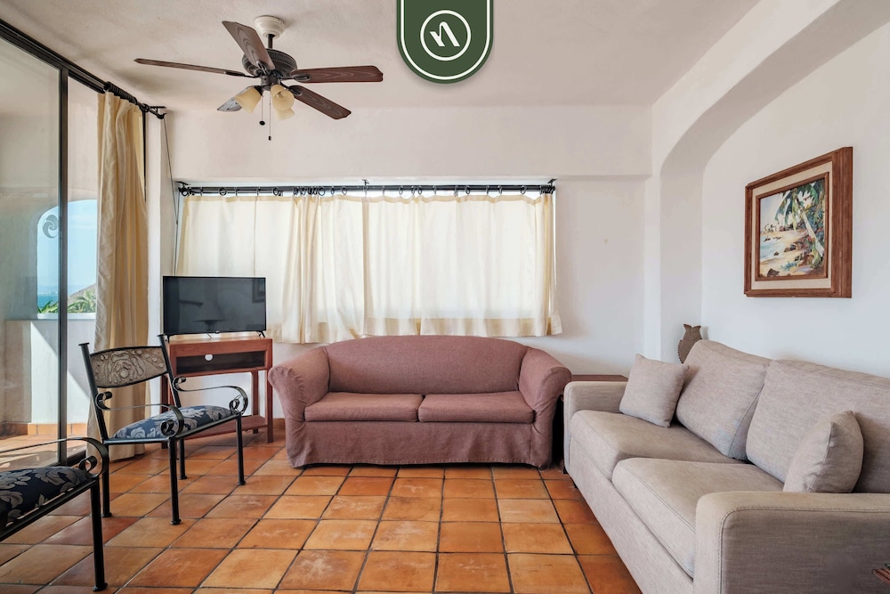 Amazing 2 BR Condo Overlooking the Pool - Romantic Zone