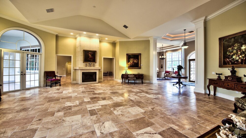 Solterra Vacation Rental: Luxury 3-BR Condo with Lake & Golf Views. Access to Luxury Pool, Hot Tub, and Golf Courses at Lely Resort. Close to Naples Beache