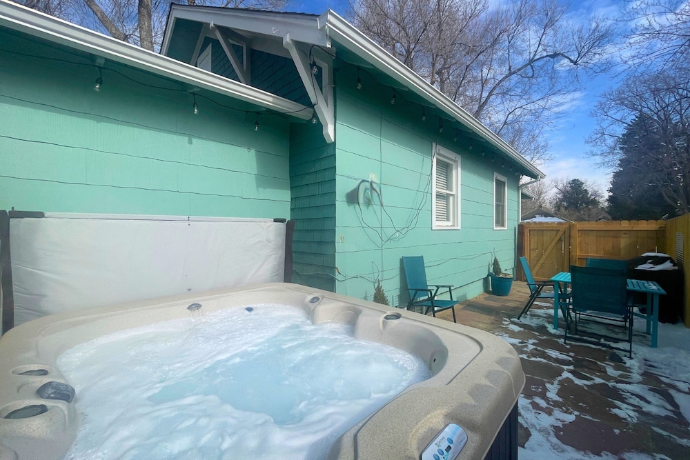 Peterson Retreat Hot Tub, Bikes, Old Town