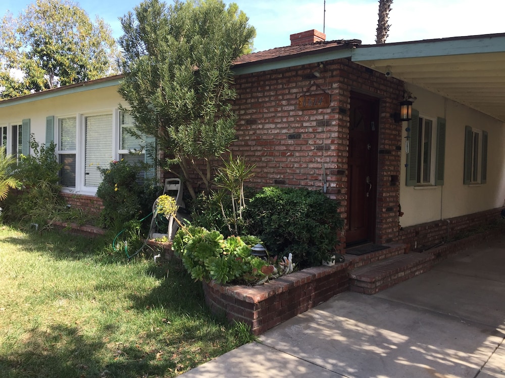 Lovely 2 Bedroom Home with Pool