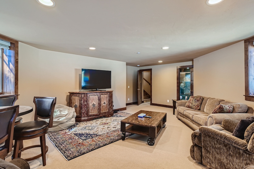 Marksberry Lodge 4 Bedroom Home by RedAwning