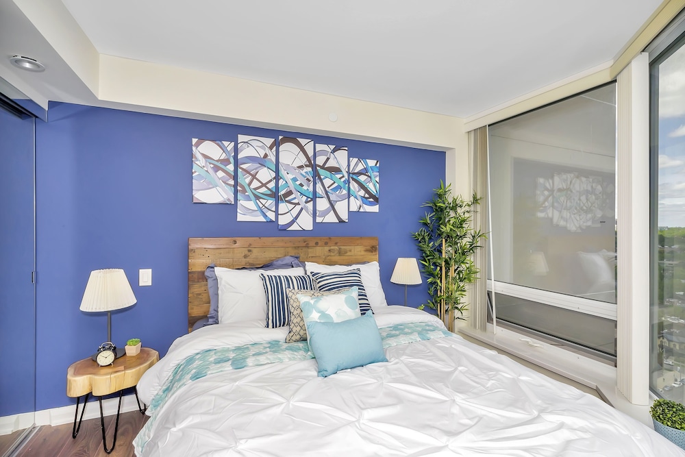 QuickStay - Elegance in Yorkville (Yonge & Bloor) - Image 2