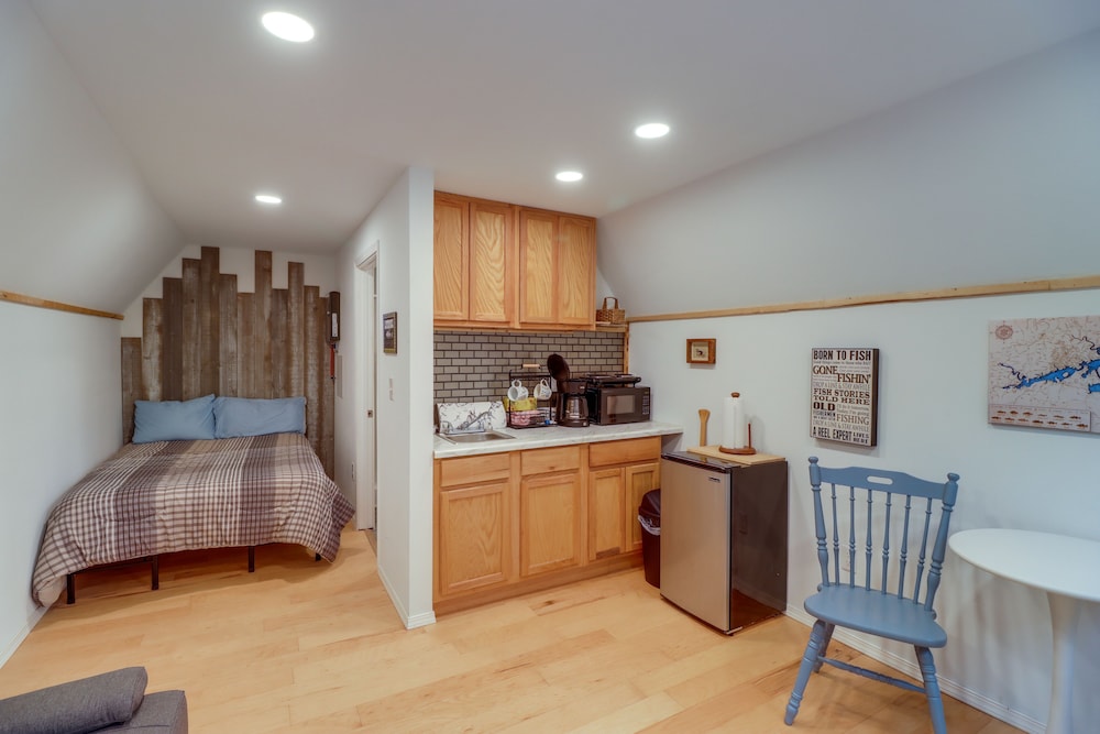 Higden Studio w/ Shared Patio, Yard Games, Grills! view 5