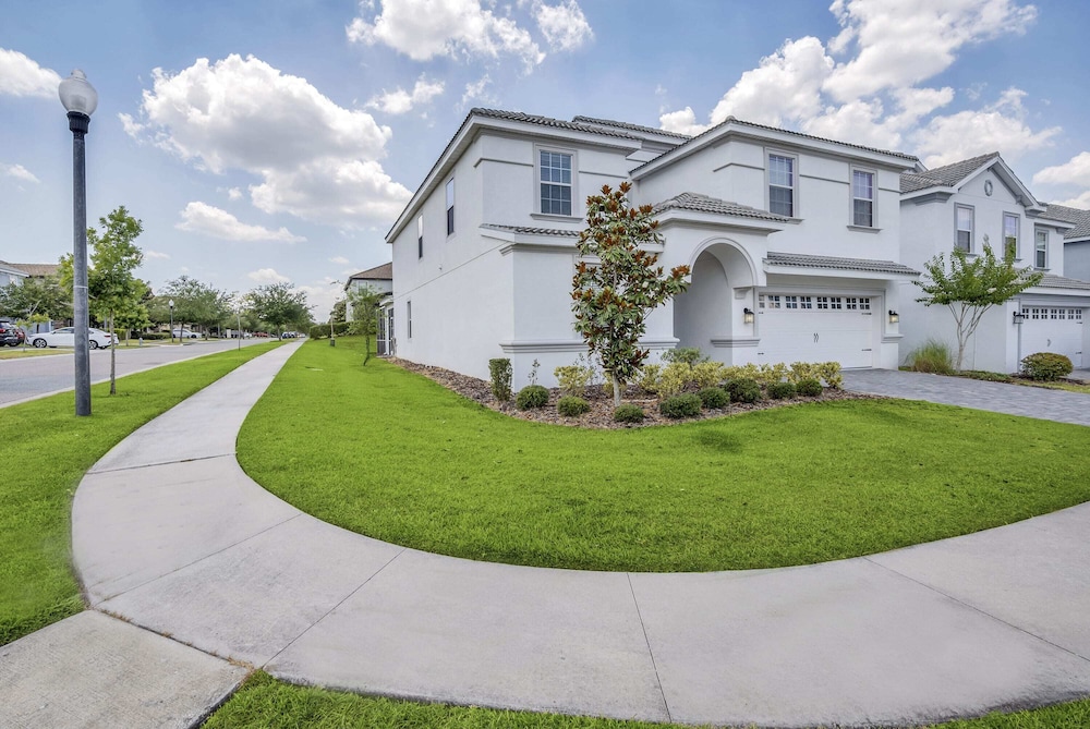 Luxurious, Grand Home, Themed Bedrooms and Large Pool Area #8cg099 - Image 1