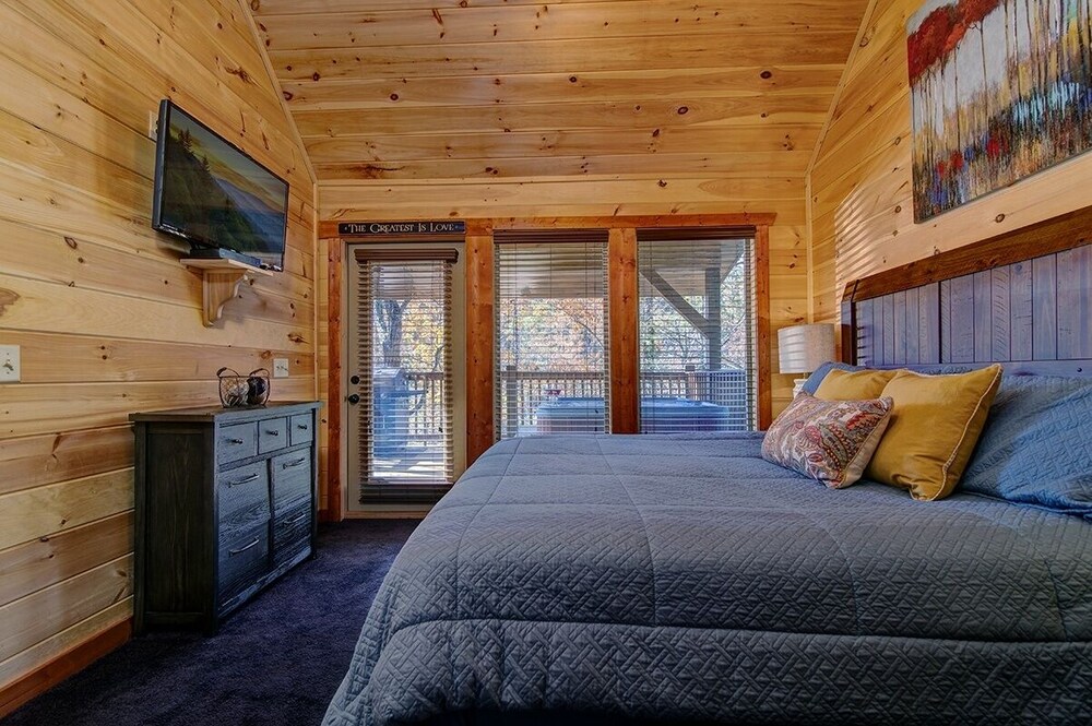 Mountain Romance - 1 Bedrooms, 1 Baths, Sleeps 4 Home by RedAwning