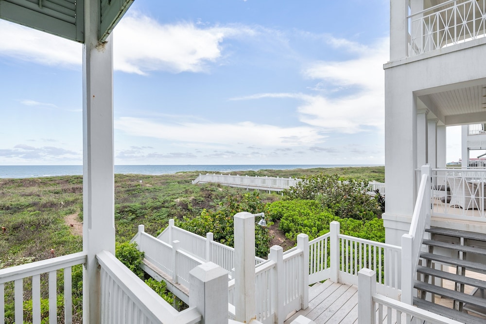 Palm House - Private Beachfront House 3 Bedroom Home by RedAwning