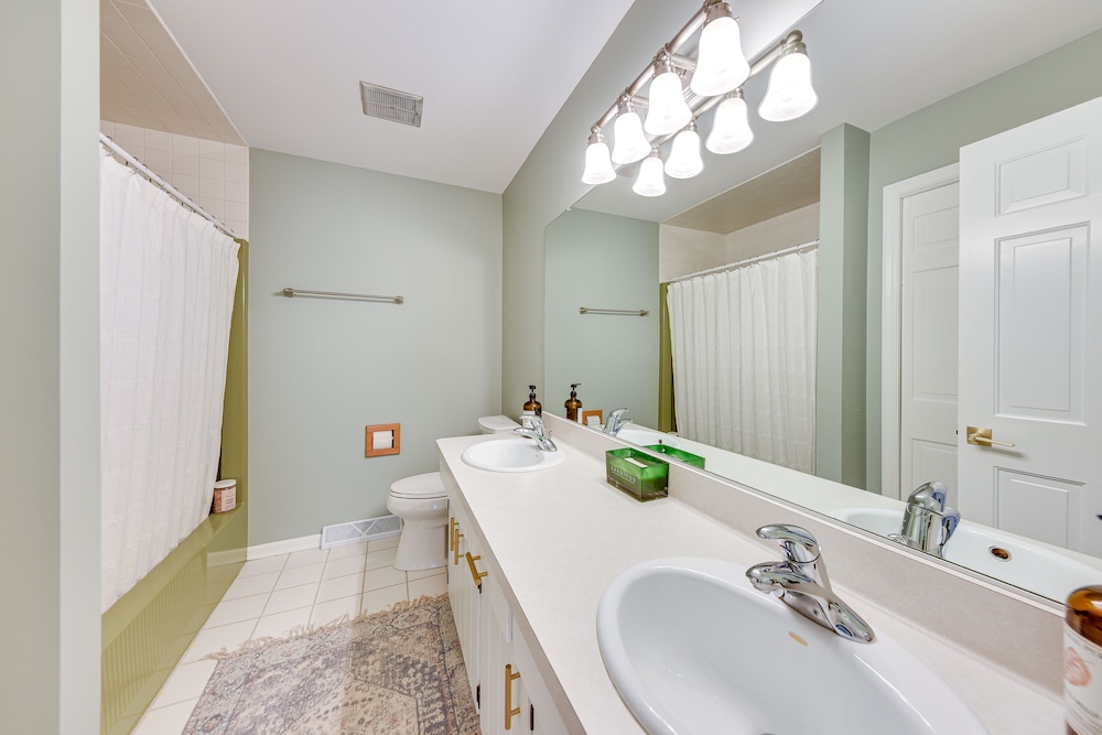 Charming Racine Home - Walk to Lake Michigan! - Property Image 14