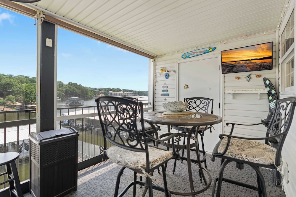 Latibe Retreat Lakefront Condo for 4 w/ Balcony & Pool Access