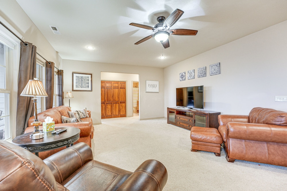 Relax Fireside: Branson West Gem w/ Hot Tub Access