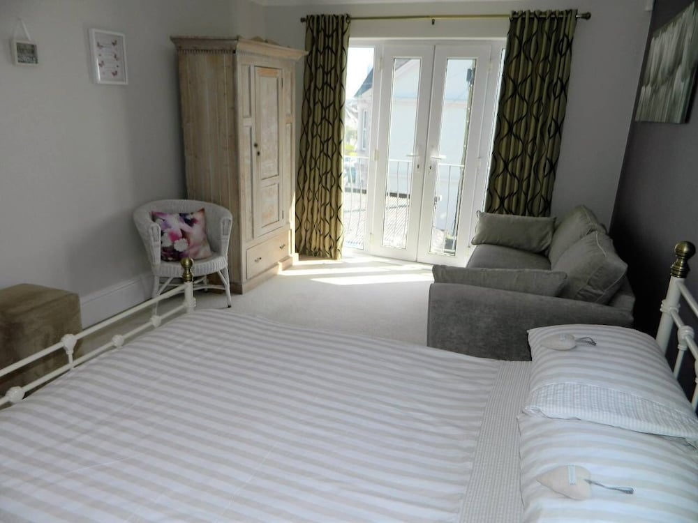 Period Home - Charming Features - 1 Mile From Hoe view 3