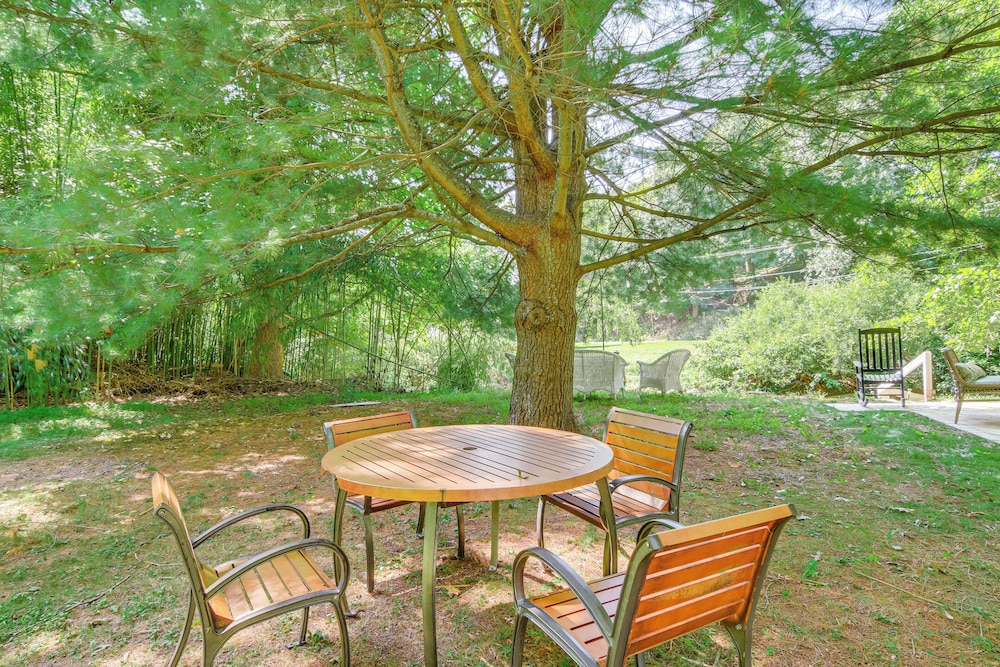 Creekside Milford Studio w/ Gas Grill + Mtn Views!