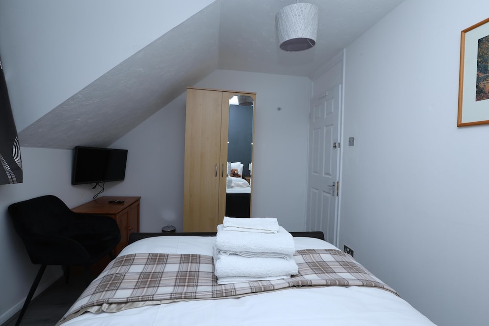 Beautiful 4-bed House in Erith view 5