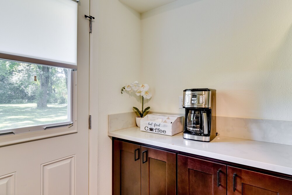 Modern Home w/ Spacious Yard in Beaverton! view 5