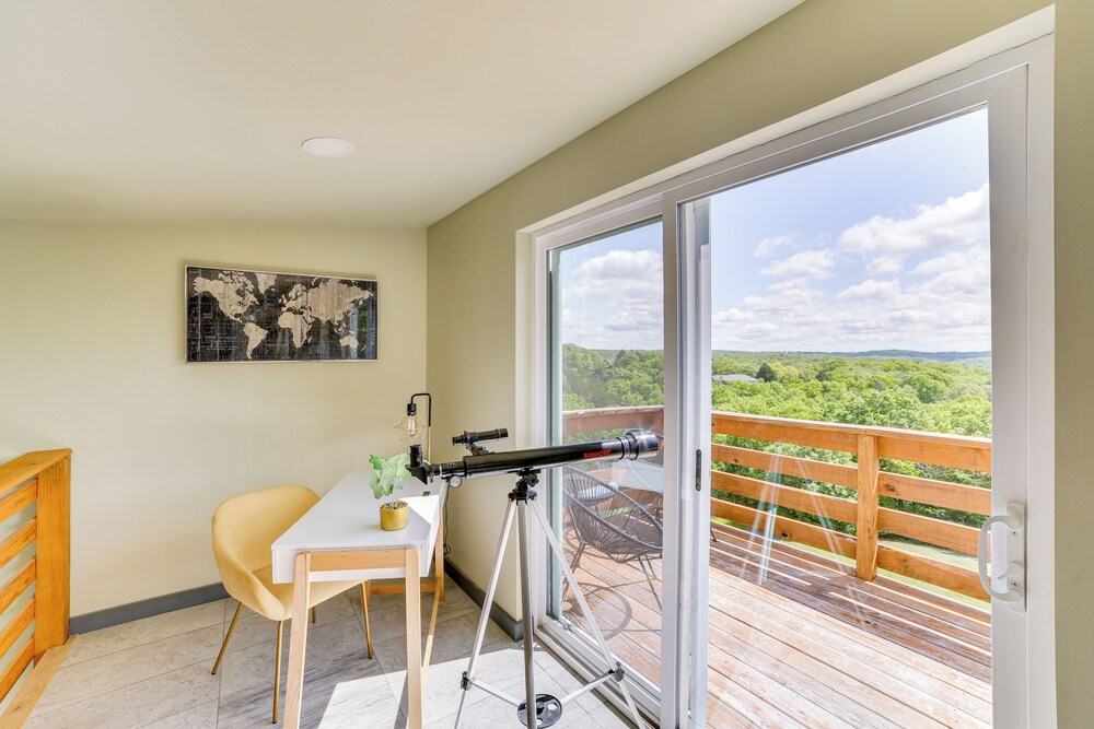 Lake Taneycomo Views: Family-friendly Cabin!