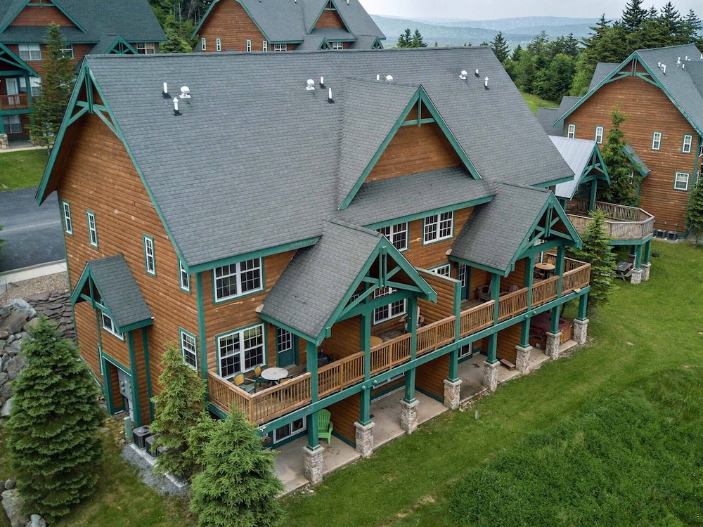 Camp 4 # 11: 3 Bedrooms + Bonus Sleeping Den, 3.5 Baths: Slope Side