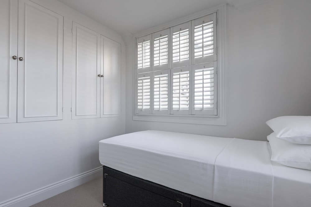 St Stephen's Gardens VII by Onefinestay