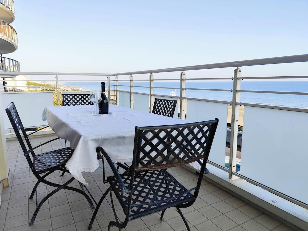 Spacious Flat With Balcony by the sea