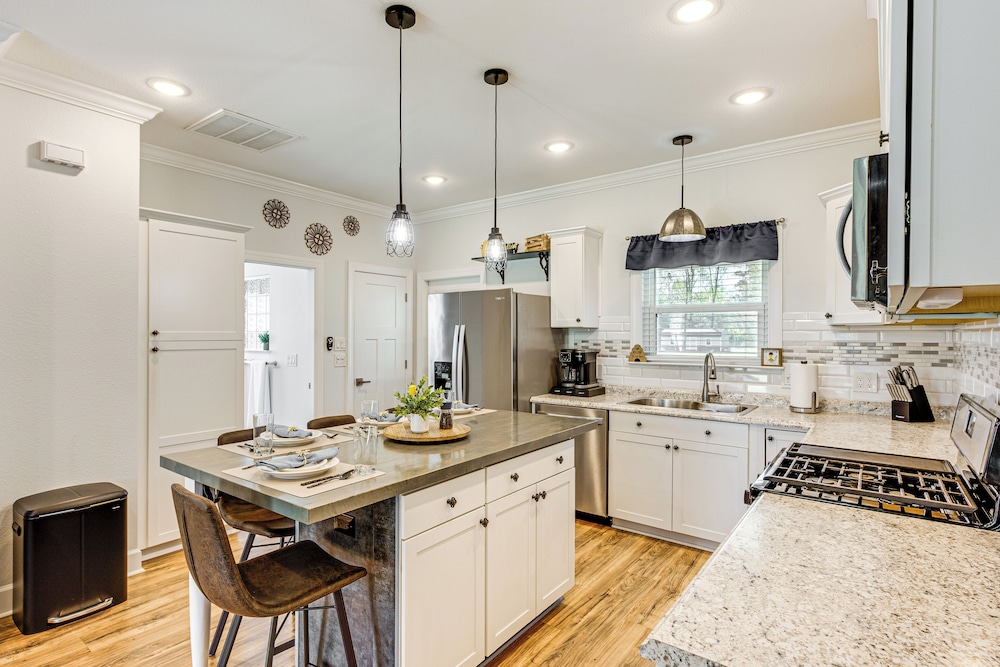18 Mi to Fsu: Quaint Cottage on 8 Acres w/ Grill!