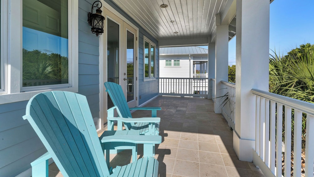 Lakefront Haven in Carillon Beach