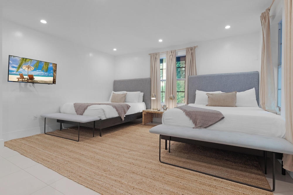 7BD Downtown Oasis Pool