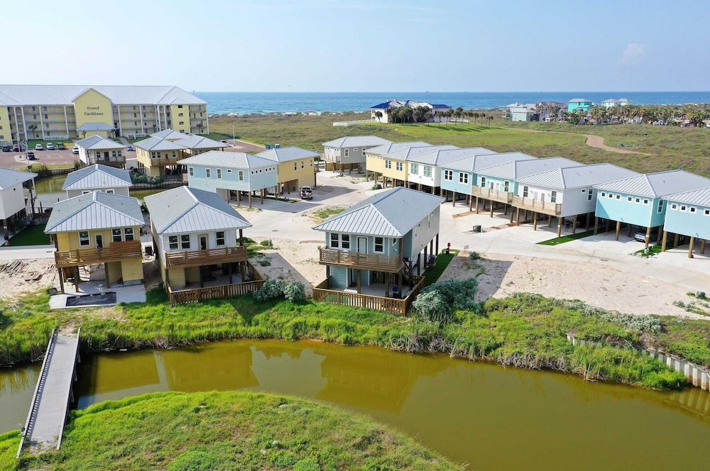 Sleeps 20 2 Homes w/ Beach Boardwalk Access, Water Canal Views, & Priv Pools