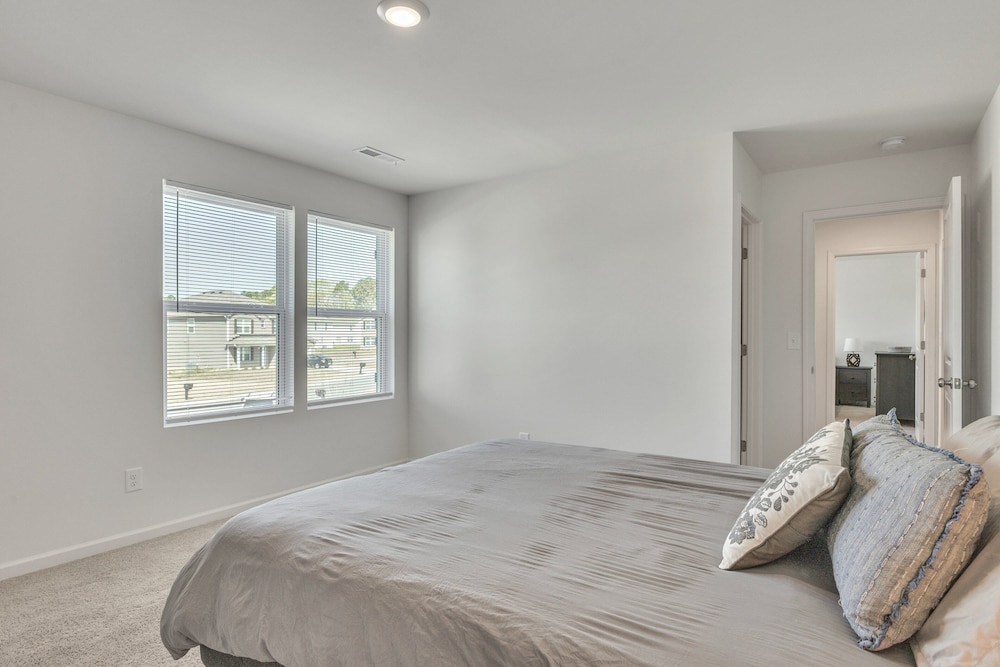5br Pet Friendly Retreat With Garage Parking 5 Bedroom Home