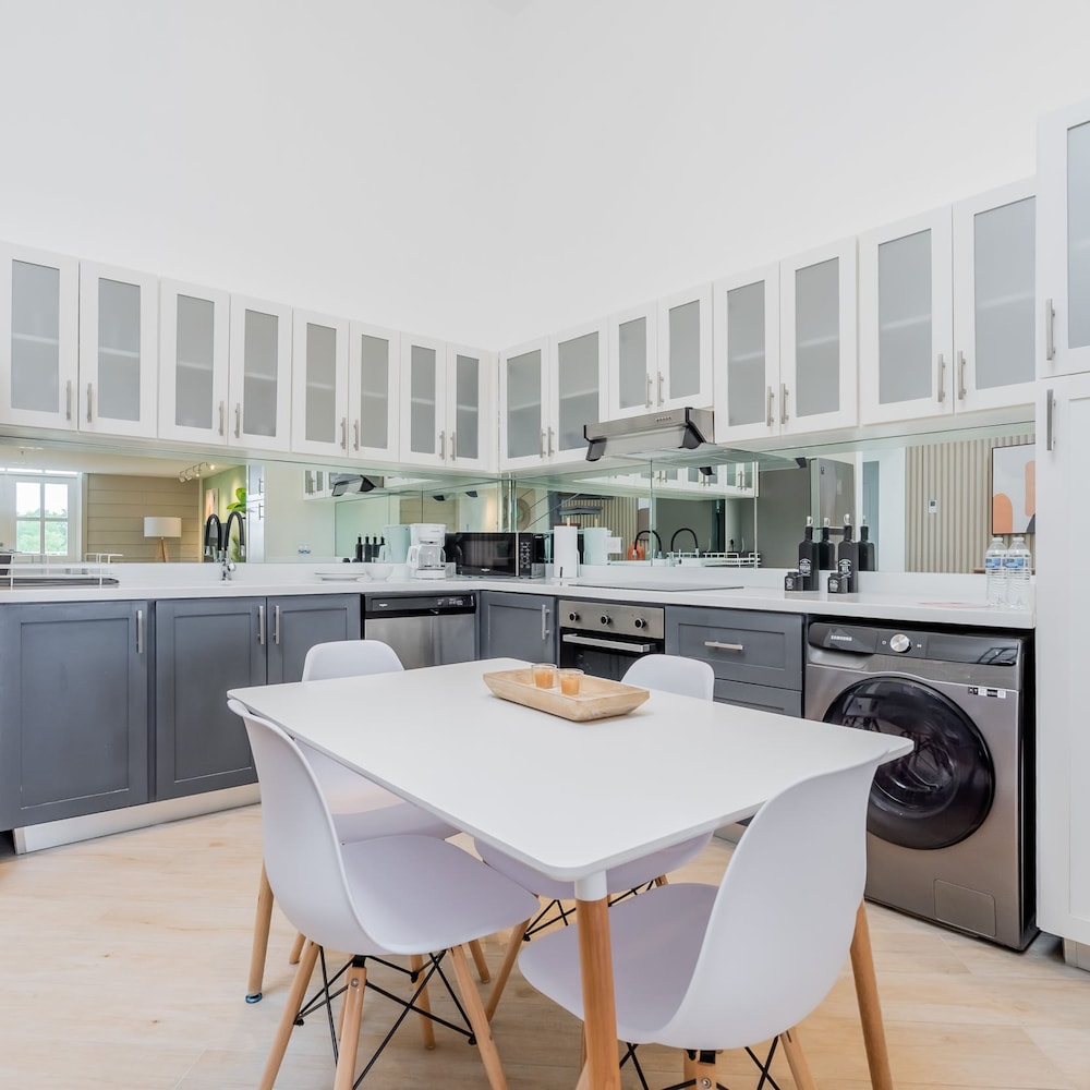 w Elegant 3BR With Modern Terrace in Panama