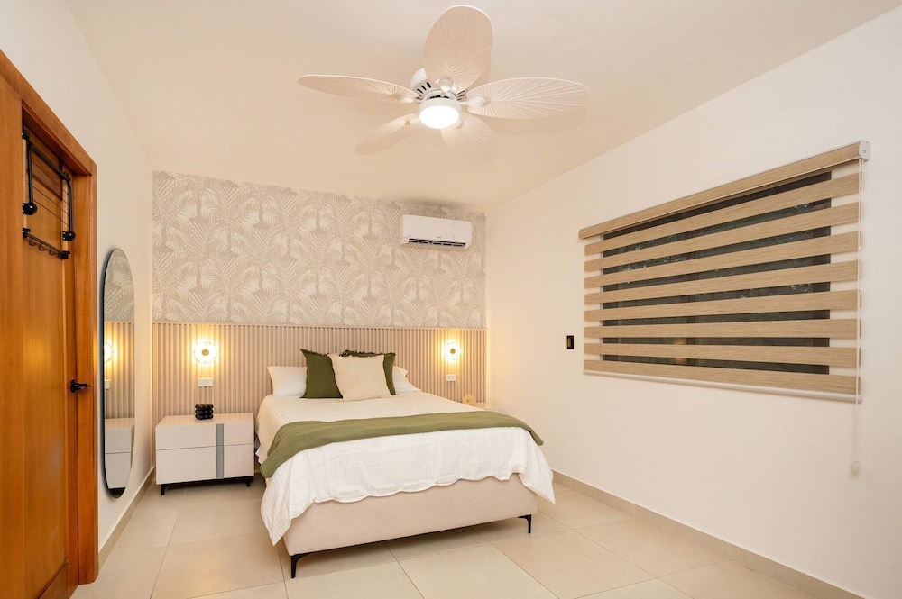 Dream Stay - Pool & Gym - 10min Airport & Homs