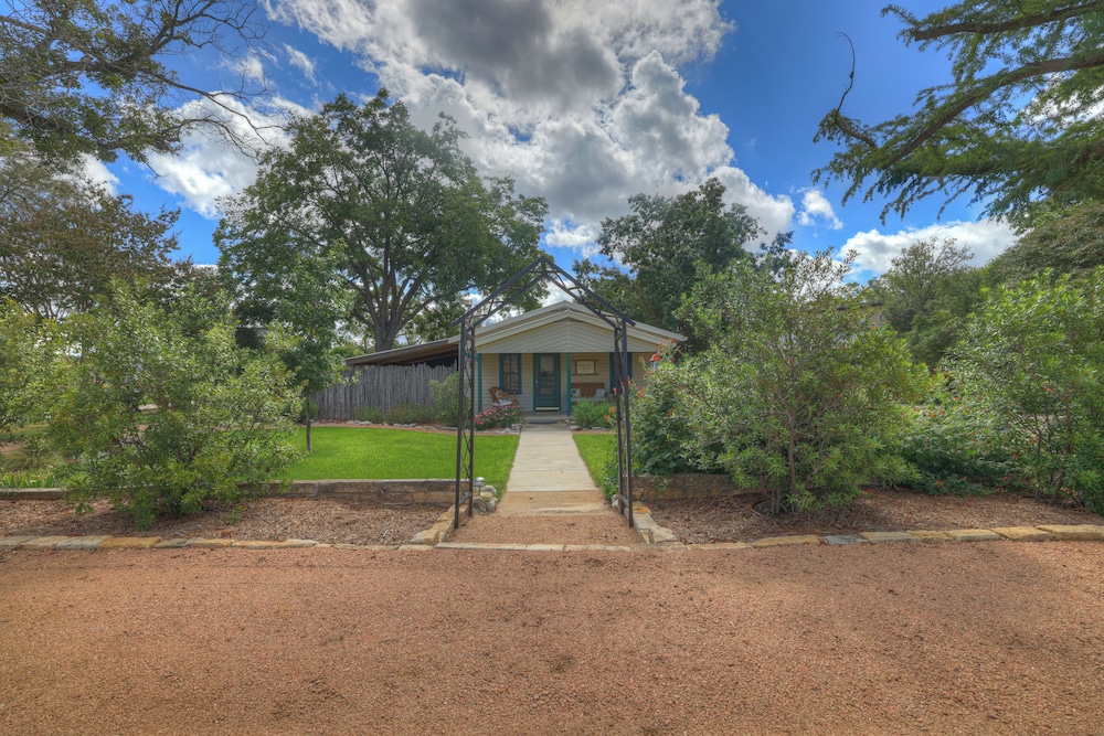 The Willows Retreat - Sleeps 17, Hot-tubs, Close to Main Street!